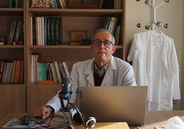 El profesor Diego Bermúdez, durante la grabación de sus 'podcast' sobre Histología.