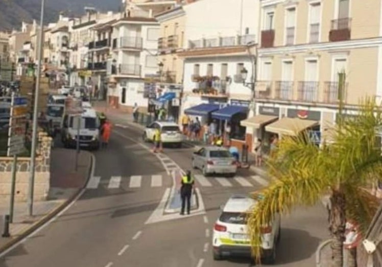 Agentes de la Policía Local, este lunes en el lugar del atropello en Nerja.