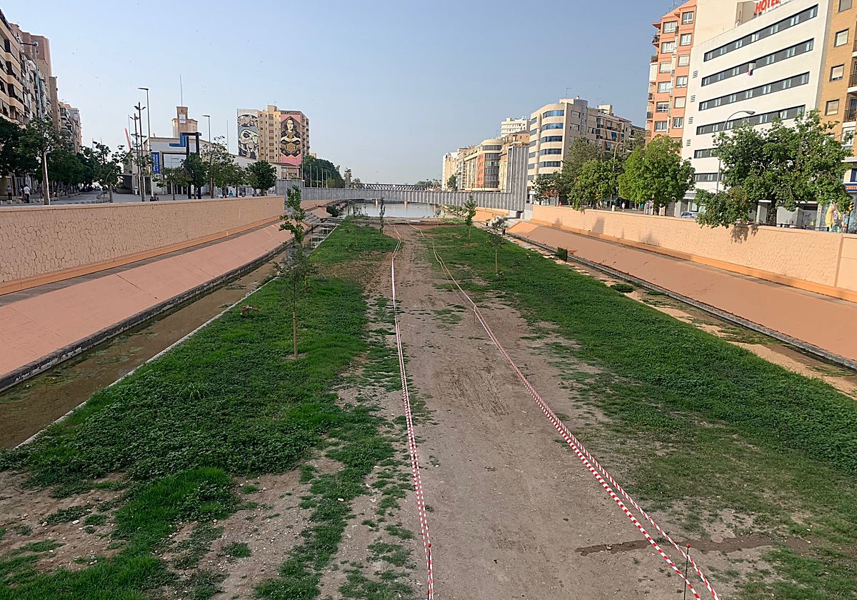Camino delimitado por cintas para el tránsito de vehículos de mantenimiento.