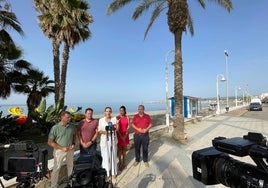 Rueda junto a miembros de la lista esta mañana en Algarrobo Costa.