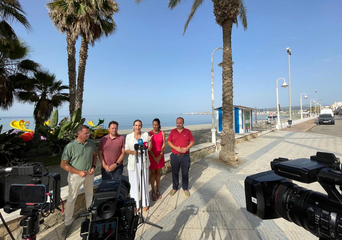 Rueda junto a miembros de la lista esta mañana en Algarrobo Costa.