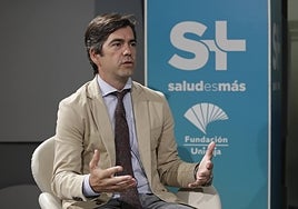 Miguel Cordero explica que diagnosticar una uveítis en niños es más difícil porque no suelen quejarse.