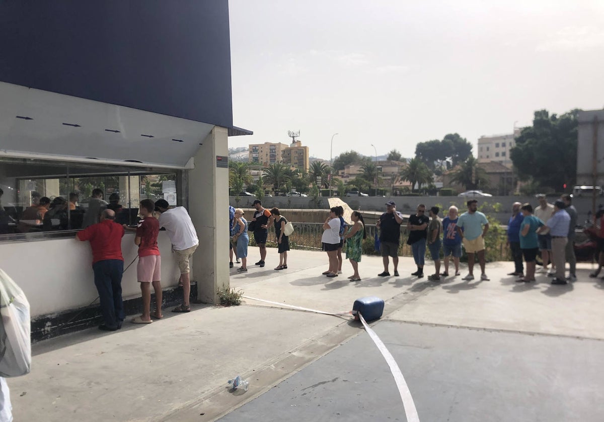 Las colas no cesaron durante toda la jornada del martes en La Rosaleda.