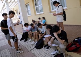 Un grupo de estudiantes del colegio Trinitarias de Málaga, en la Facultad de Derecho, durante un descaso en el examen de selectividad.