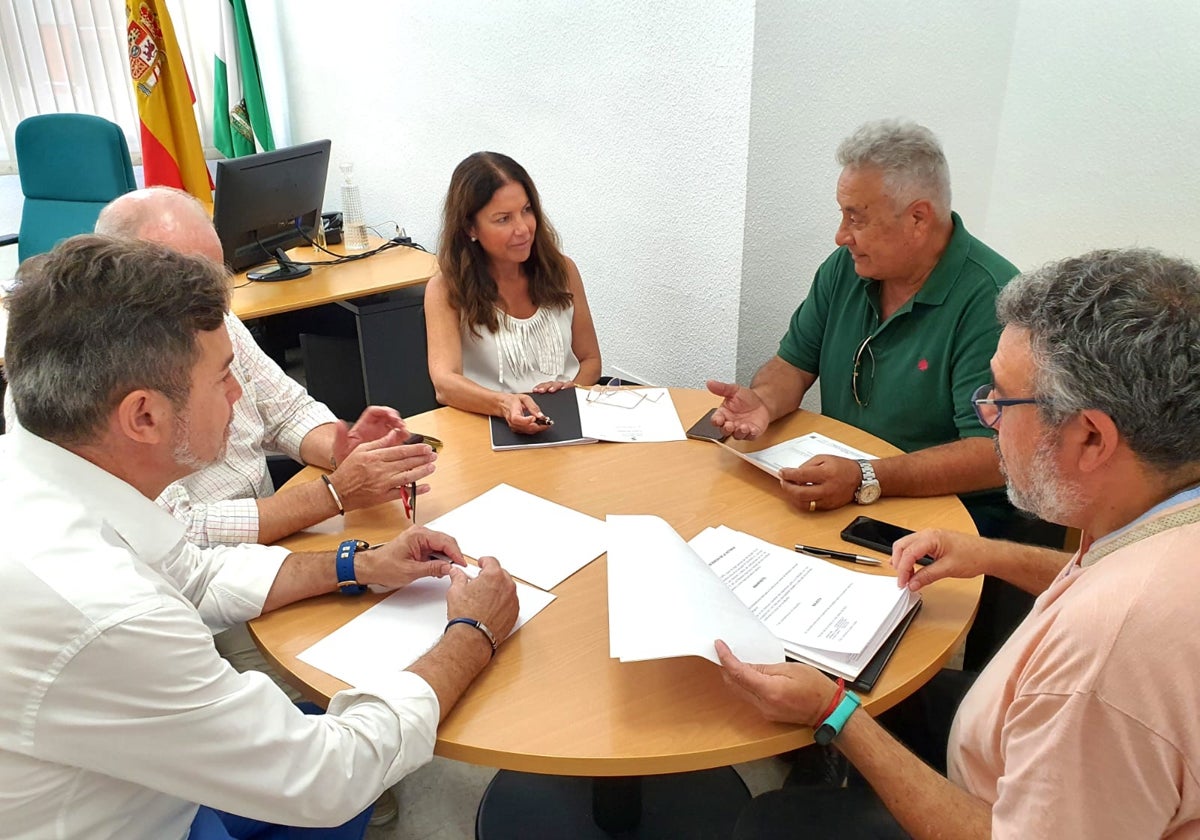 Imagen de la reunión entre el Ayuntamiento y la asociación ACERV.