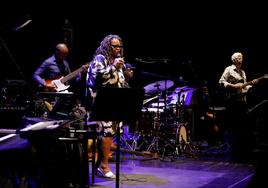 Dianne Reeves, ayer sobre las tablas del Cervantes, donde cerró el ciclo de verano 'Terral'.