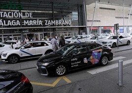 Un VTC, en la zona de precontratación de la estación María Zambrano.