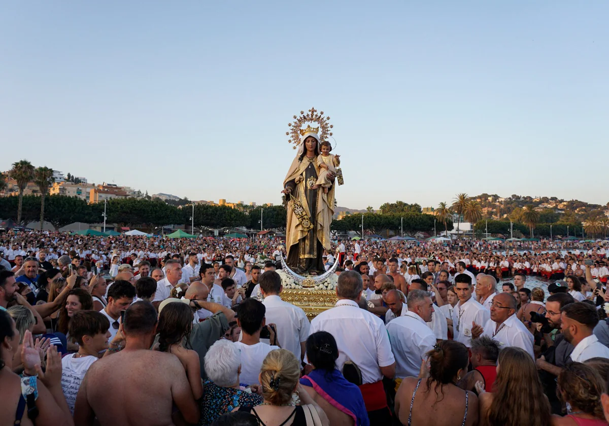 La Virgen del Rocío entra en su templo tras cerca de diez horas de procesión