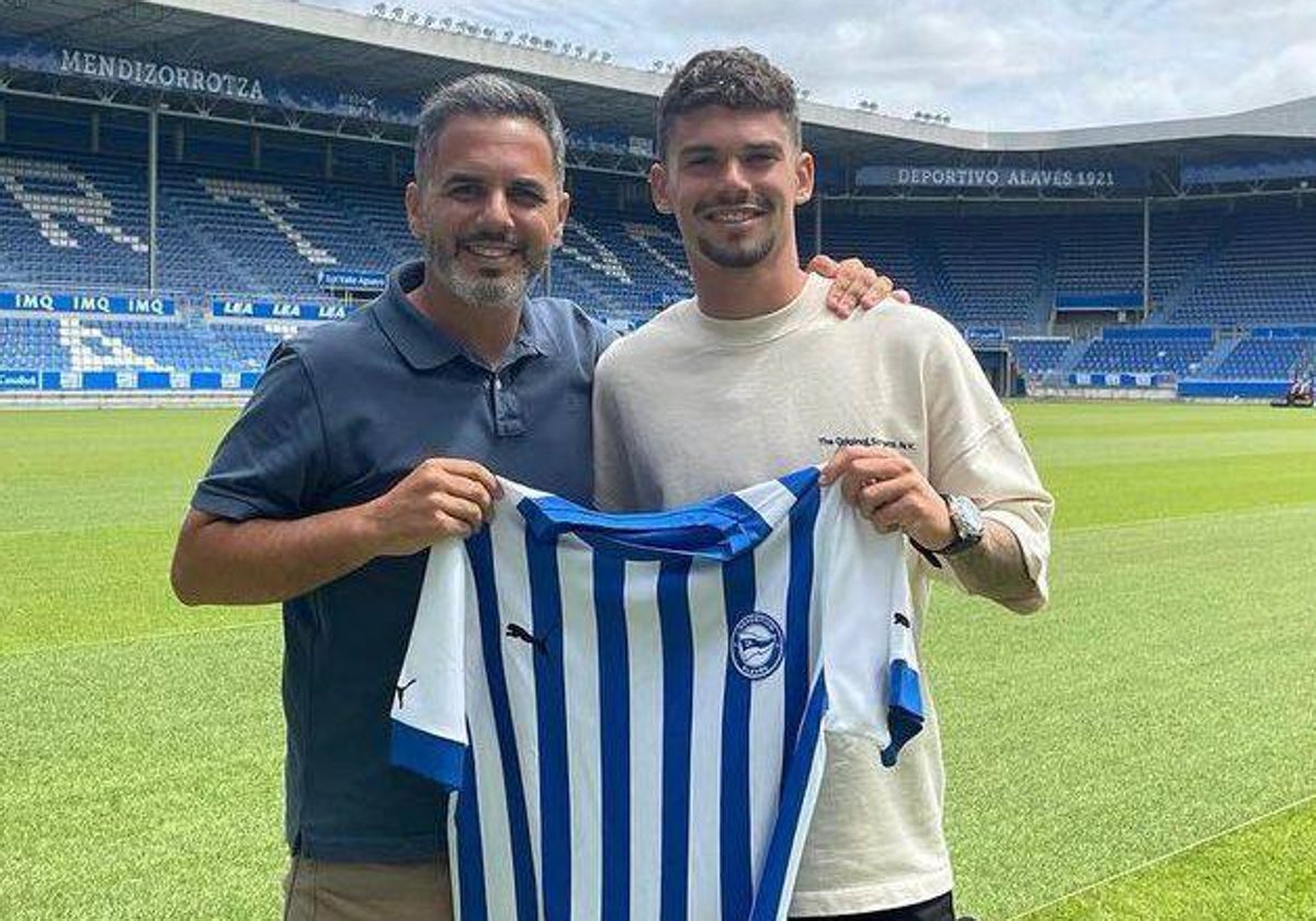 Juanmita posa en Mendizorroza con la camiseta del Alavés.