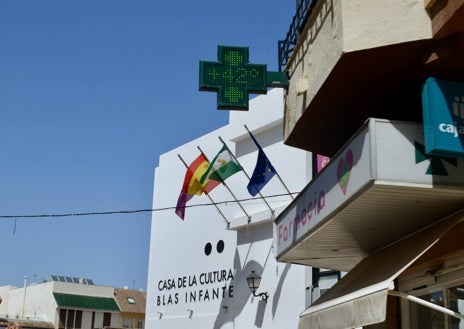 Imagen secundaria 1 - La Heladería El Monaguillo con su terraza casi vacía; el termómetro con 42º y la dueña de la Heladería Lobato.