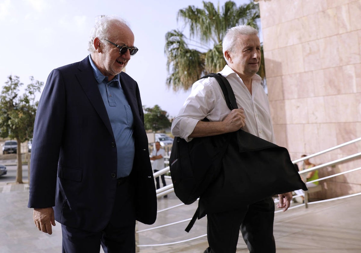 Fernando Francés, a su llegada a la Ciudad de la Justicia, junto a su abogado, Fernando Taboada.