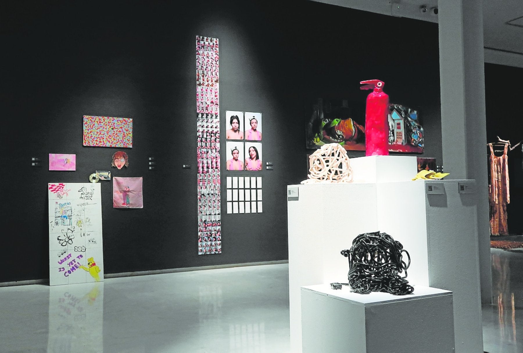 Obras que forman parte de la exposición en el Rectorado.