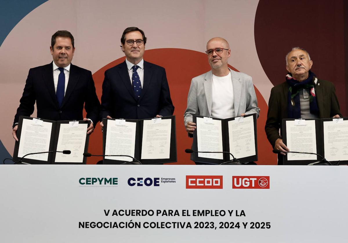 Los presidentes de Cepyme y CEOE y los secretarios generales de CC OO y UGT en la firma del acuerdo salarial el pasado mes de mayo.