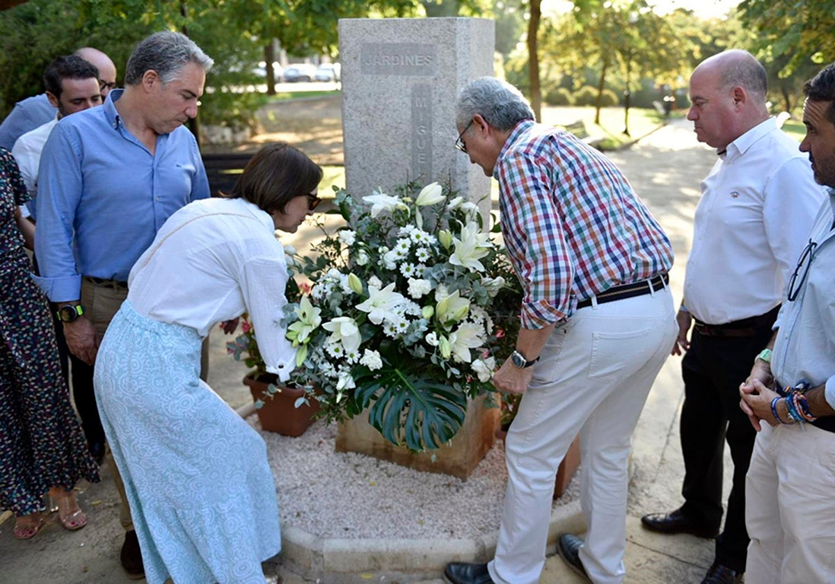 Elías Bendodo participó en acto del PP ante los Jardines de Miguel Ángel Blanco en Antequera