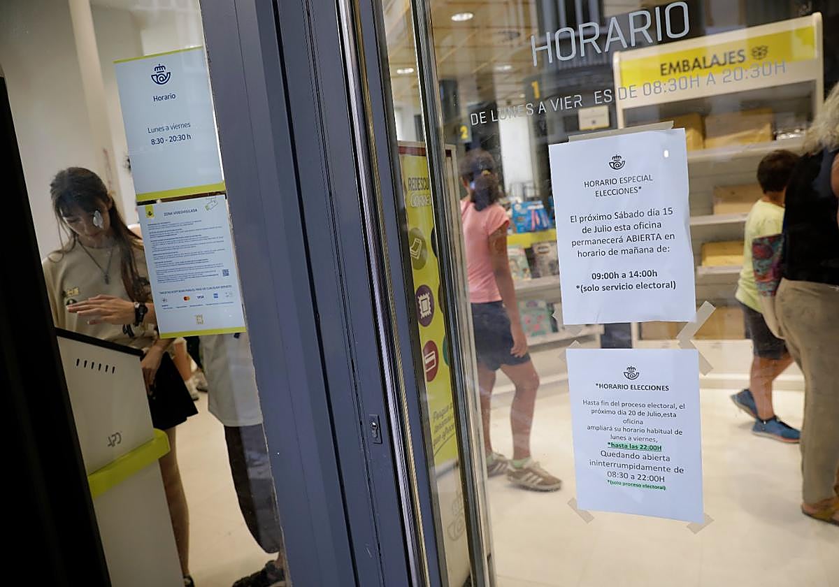 Cartel de Correos con horarios