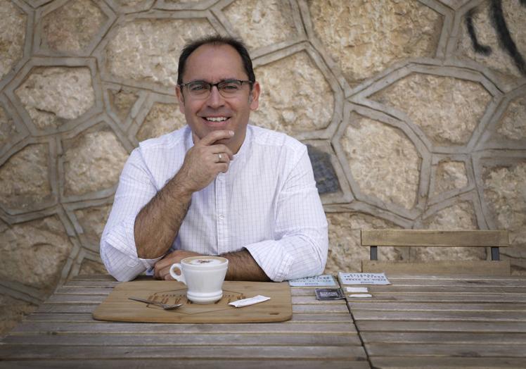 El entrevistado, tomando un café.