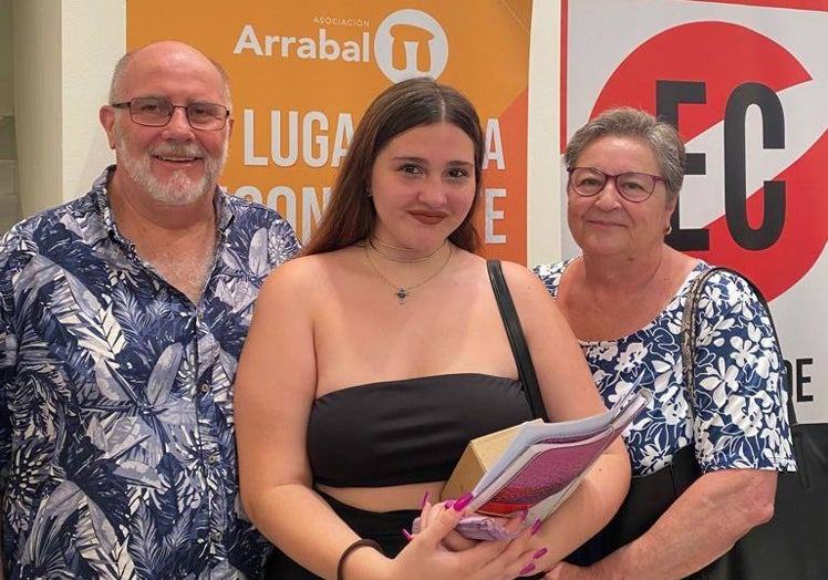 Ana Rueda, en la graduación junto a sus abuelos.