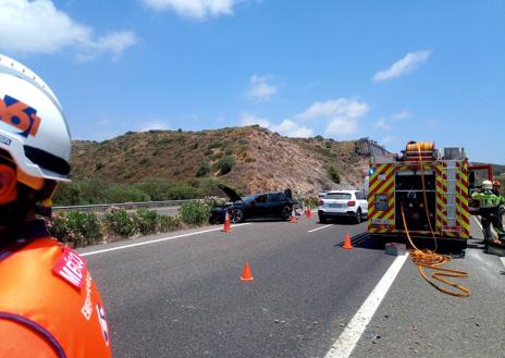 Imagen secundaria 1 - Dos muertos y retenciones kilométricas en la AP-7 por la caída de un camión por un terraplén tras un accidente con dos coches