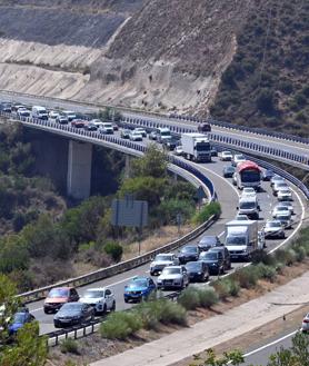 Imagen secundaria 2 - Dos muertos y retenciones kilométricas en la AP-7 por la caída de un camión por un terraplén tras un accidente con dos coches