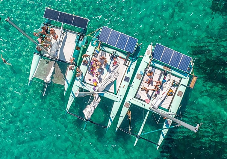 Vista área de los barcos, con sus paneles solares.