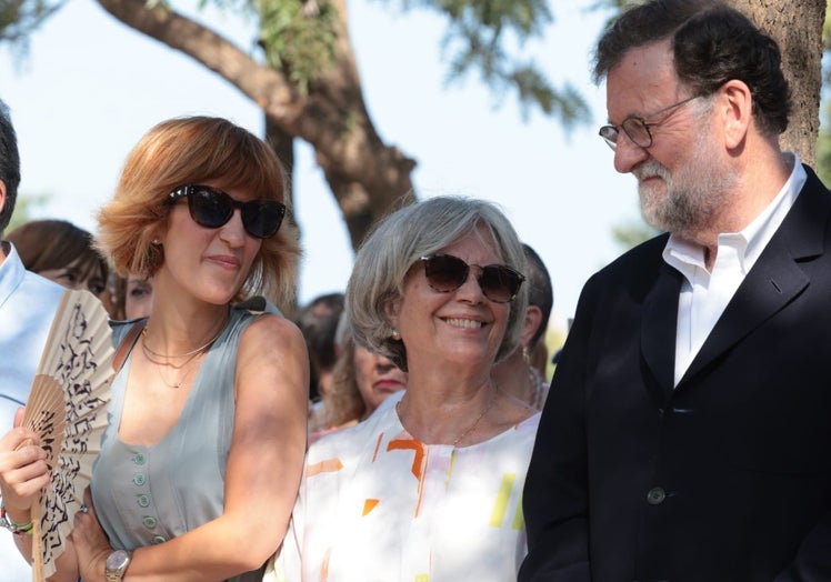 Rajoy junto a la esposa y la hija de Martín Carpena.