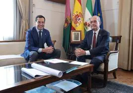 El presidente de la Junta de Andalucía, Juanma Moreno, y el alcalde de Málaga, Francisco de la Torre.