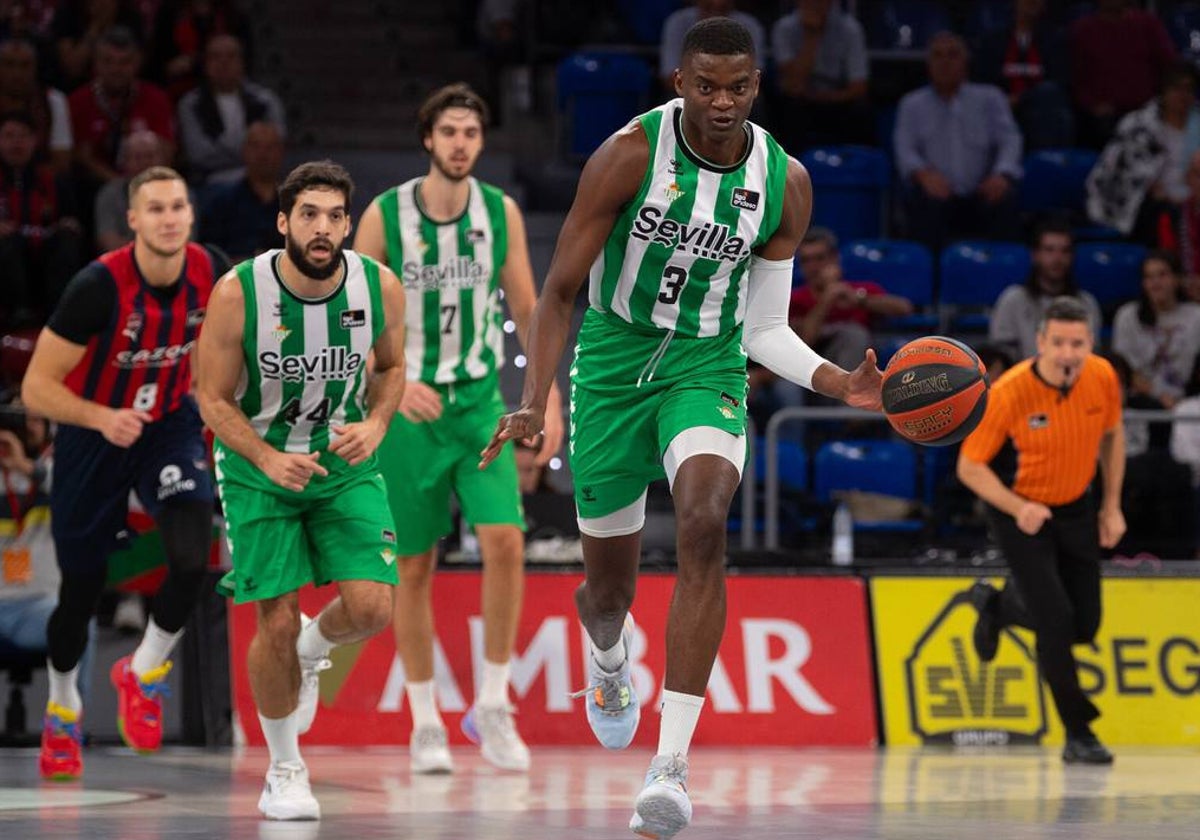 Nzosa, en el único partido que jugó con el Betis la pasada temporada.