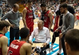 Taylor, con el número 5, atiende las instrucciones de Aíto García Reneses en un tiempo muerto.