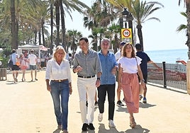 Muñoz, Moreno, Bendodo y Navarro, en el paseo marítimo de Marbella.
