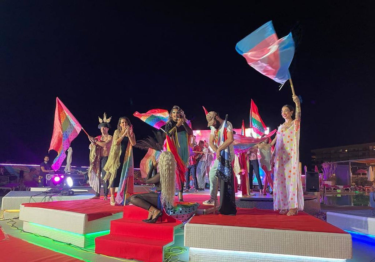 Las banderas arcoíris con lunares cerraron el desfile.