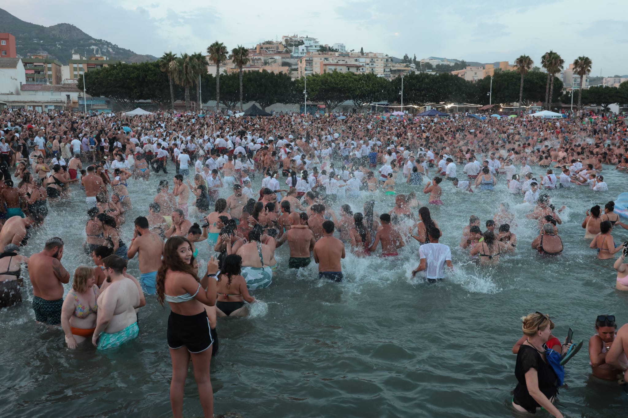 La Virgen del Carmen se embarca en la playa de El Palo