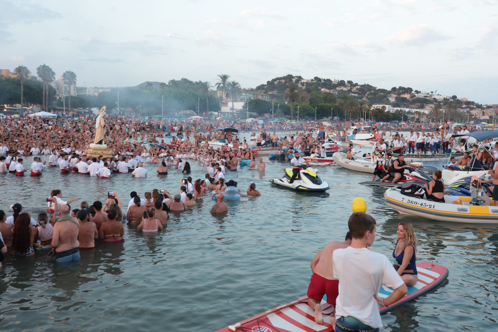 La Virgen del Carmen se embarca en la playa de El Palo