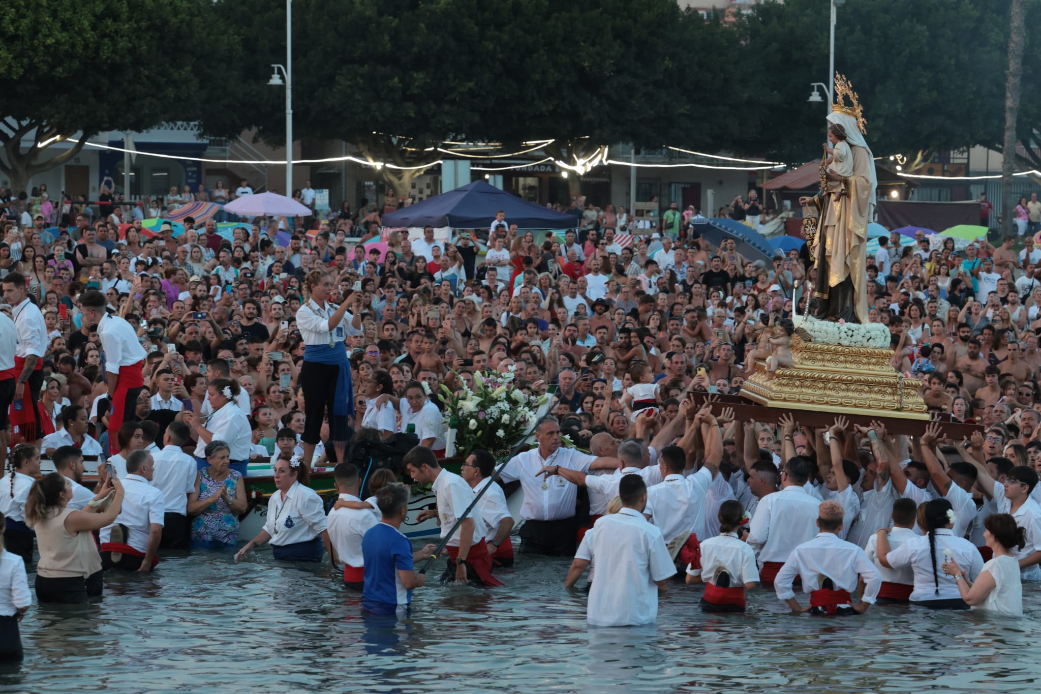 La Virgen del Carmen se embarca en la playa de El Palo