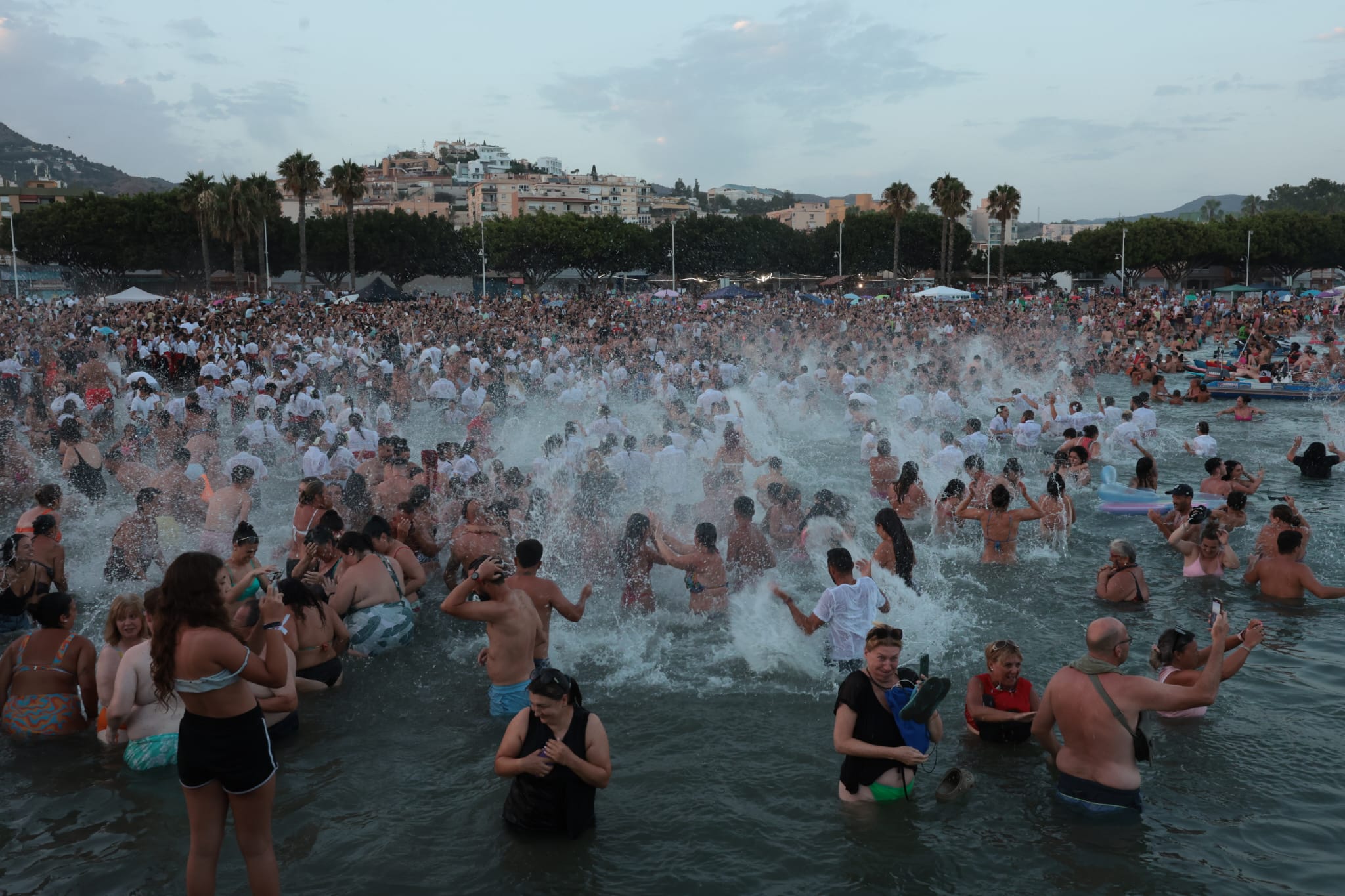 La Virgen del Carmen se embarca en la playa de El Palo