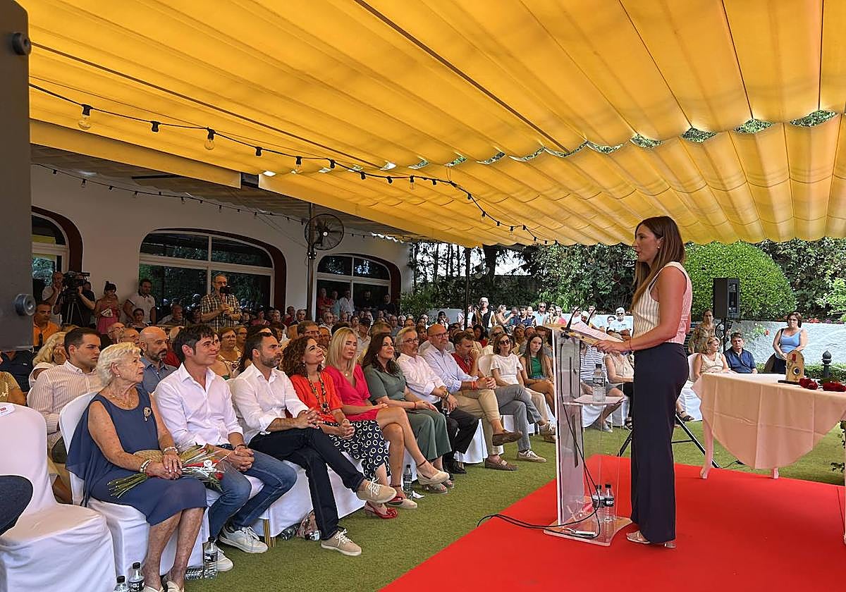 María Jesús Montero escucha a Mari Nieves Ramírez, este domingo en Alhaurín de la Torre.