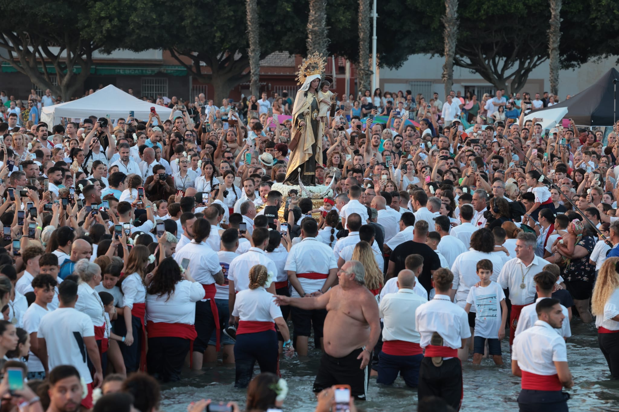 Cientos de devotos esperan en el agua a la Virgen del Carmen en El Palo.