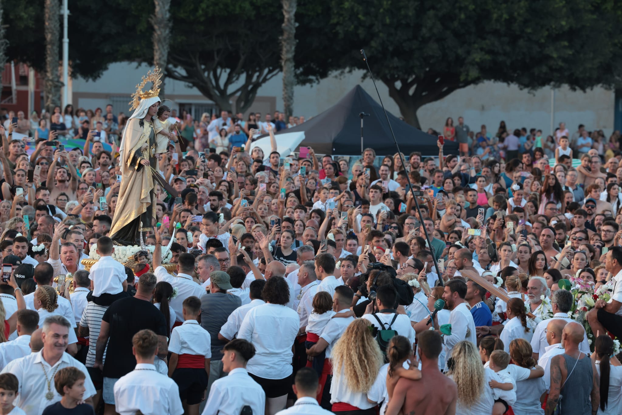 Cientos de devotos esperan en el agua a la Virgen del Carmen en El Palo.