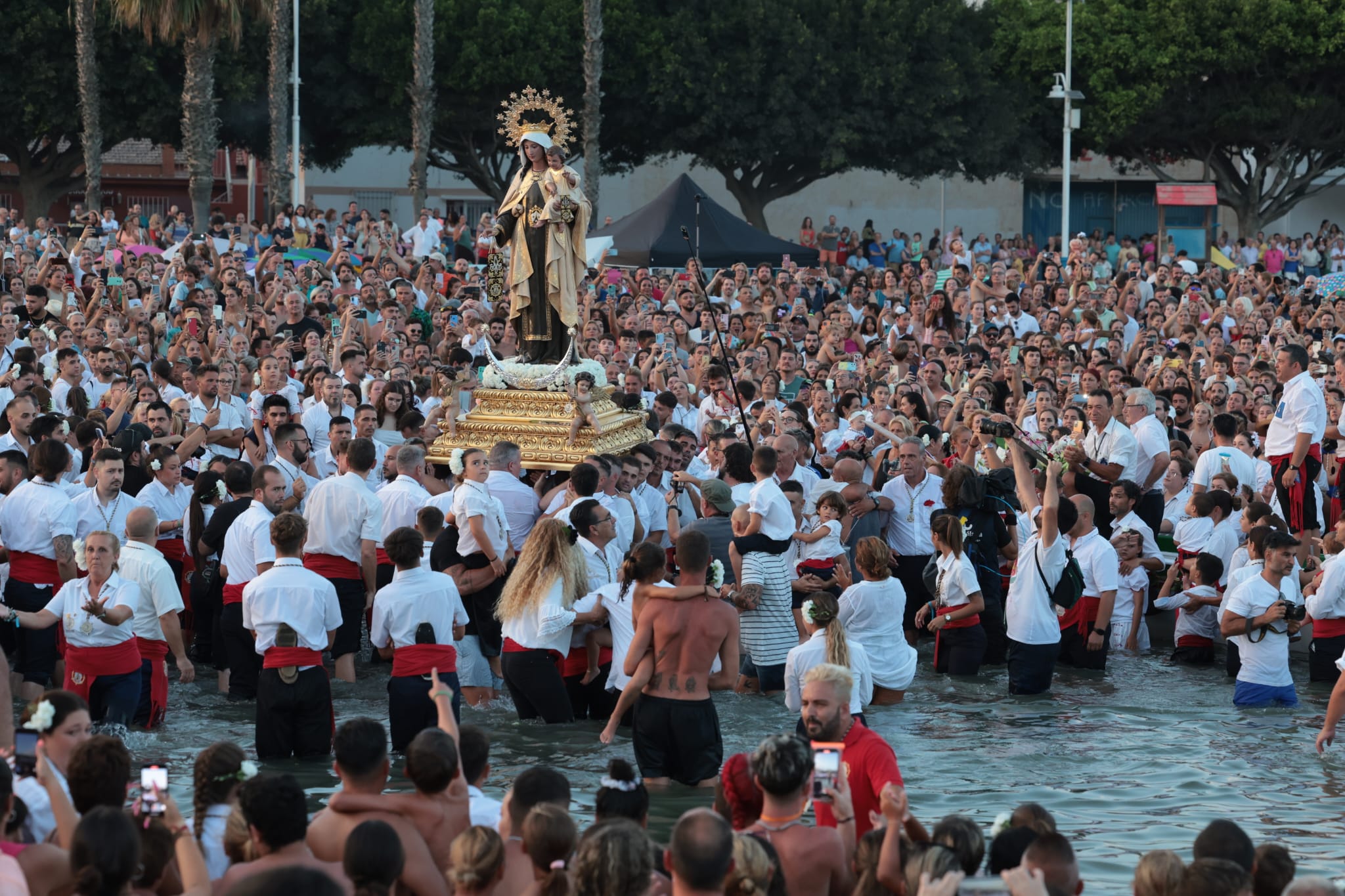 Cientos de devotos esperan en el agua a la Virgen del Carmen en El Palo.