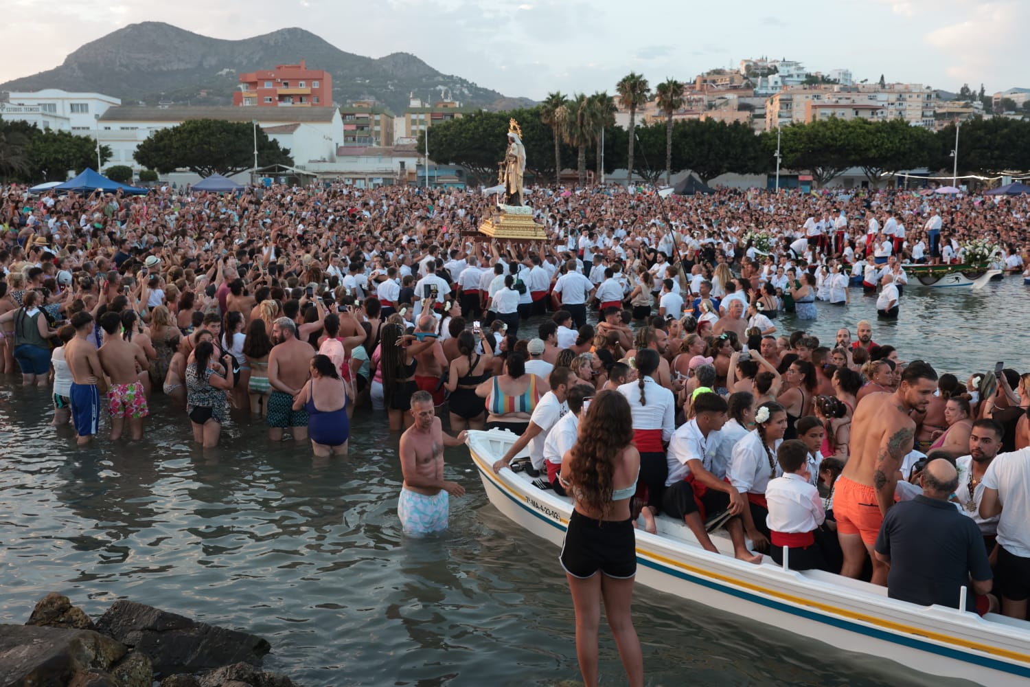 Cientos de devotos esperan en el agua a la Virgen del Carmen en El Palo.