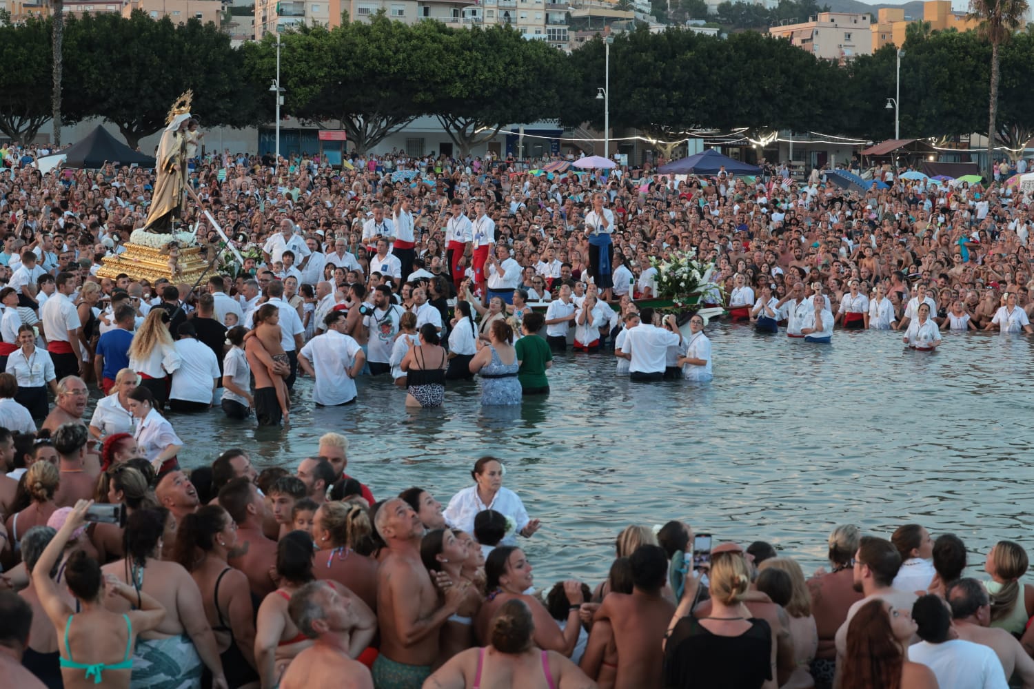 Cientos de devotos esperan en el agua a la Virgen del Carmen en El Palo.