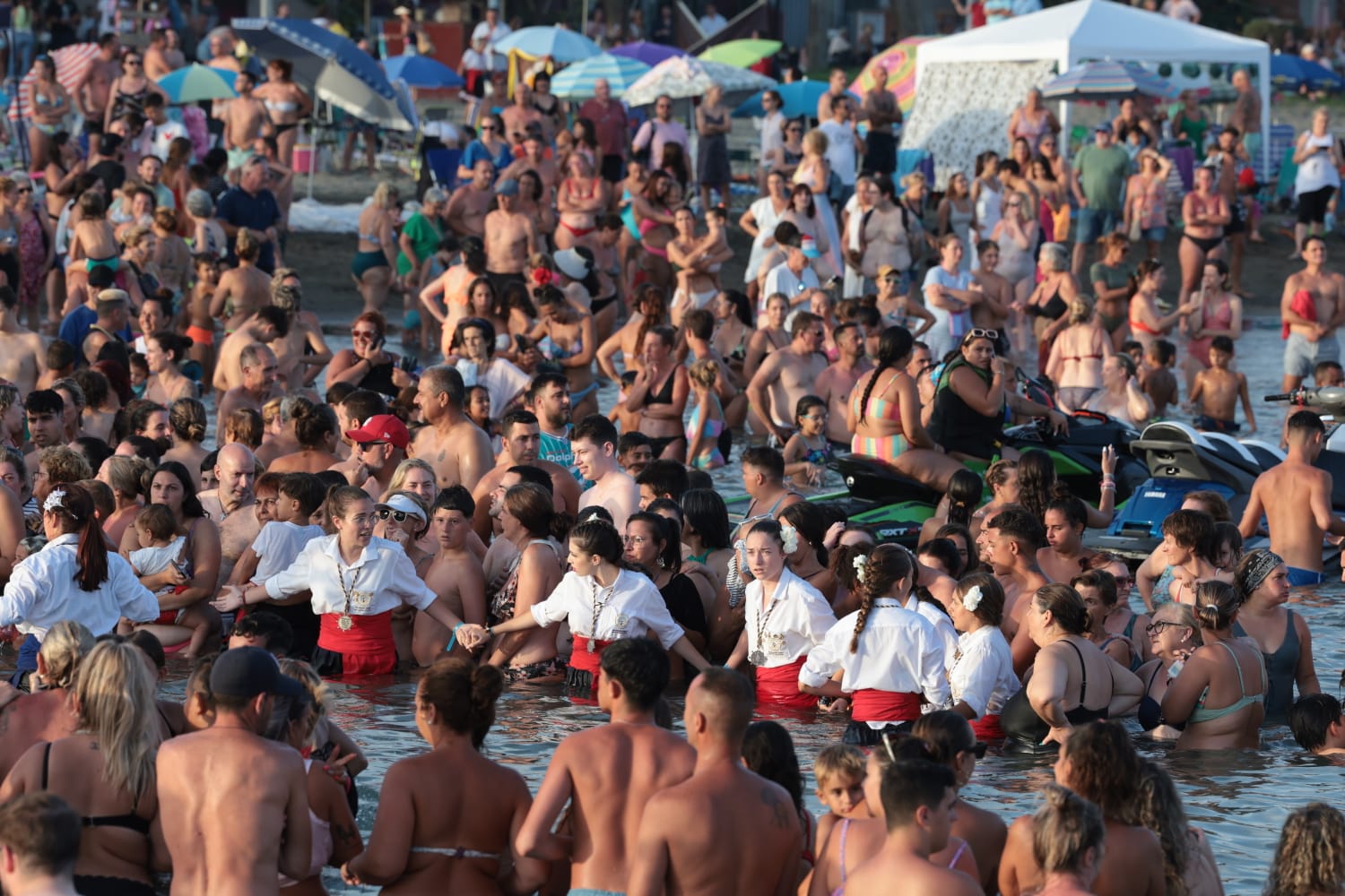 Cientos de devotos esperan en el agua a la Virgen del Carmen en El Palo.