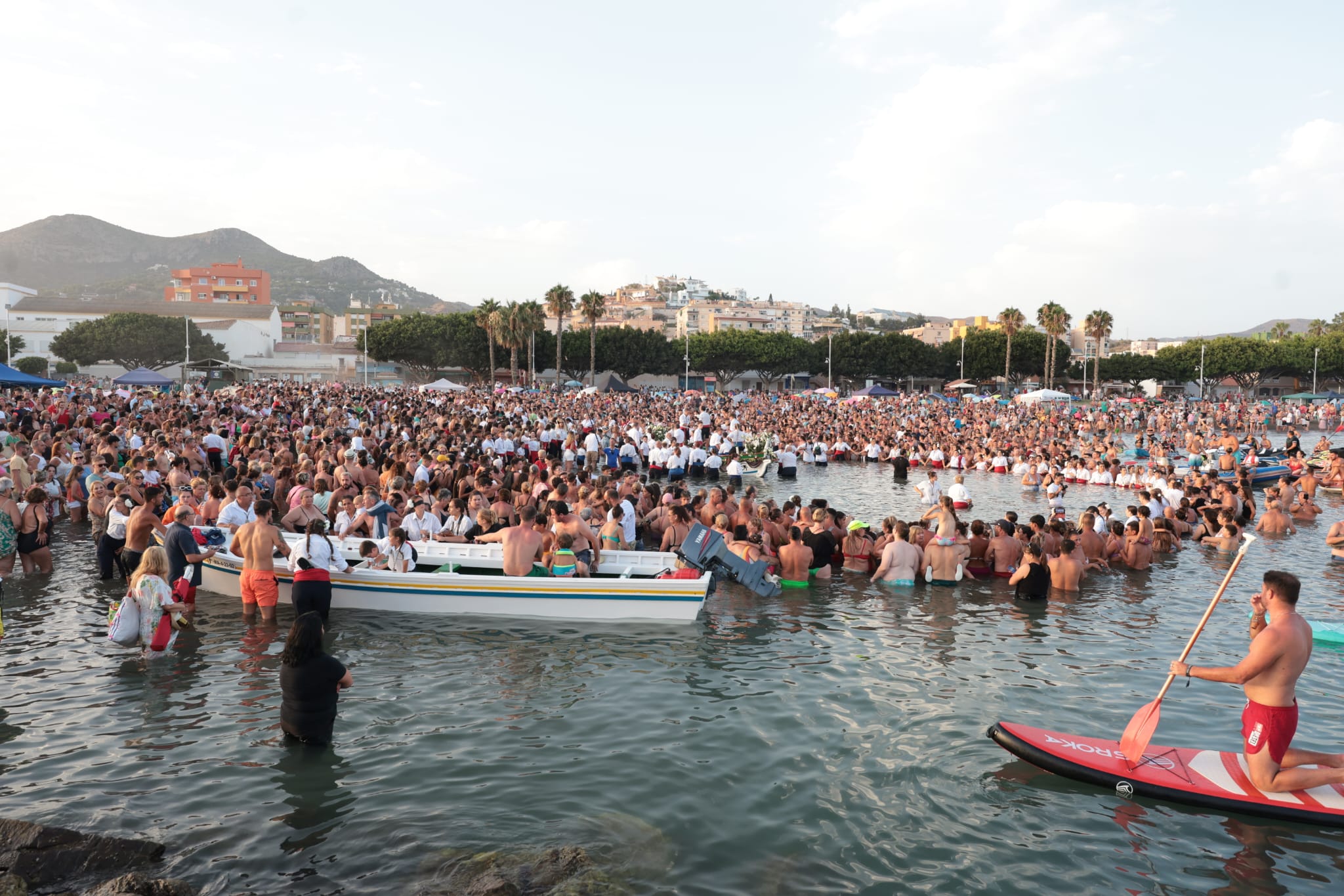 Cientos de devotos esperan en el agua a la Virgen del Carmen en El Palo.