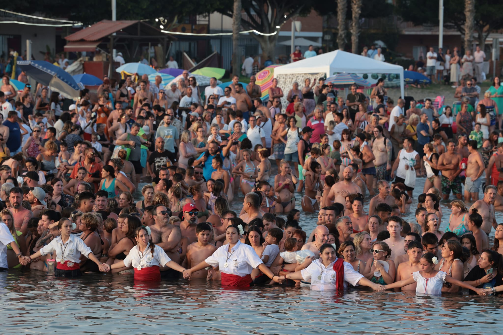 Cientos de devotos esperan en el agua a la Virgen del Carmen en El Palo.