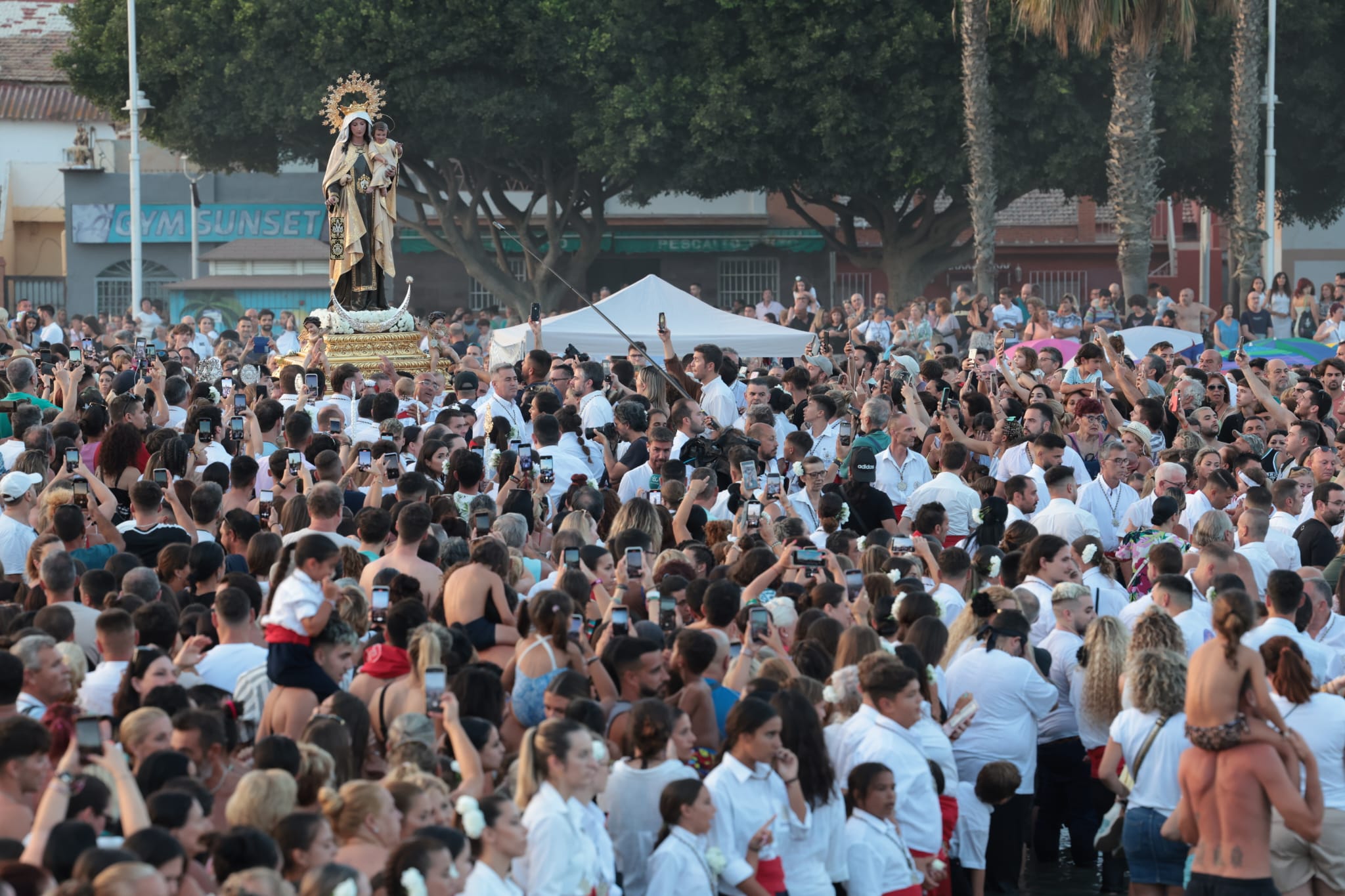 Cientos de devotos esperan en el agua a la Virgen del Carmen en El Palo.