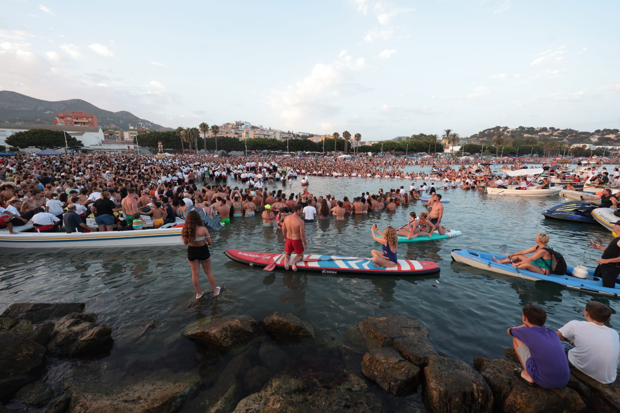 Cientos de devotos esperan en el agua a la Virgen del Carmen en El Palo.