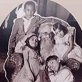 Valle-Inclán, fotografiado con cuatro de sus hijos: Carlos, Mariquiña, Potoña y Jaime