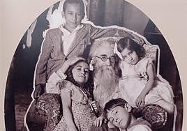 Valle-Inclán, fotografiado con cuatro de sus hijos: Carlos, Mariquiña, Potoña y Jaime