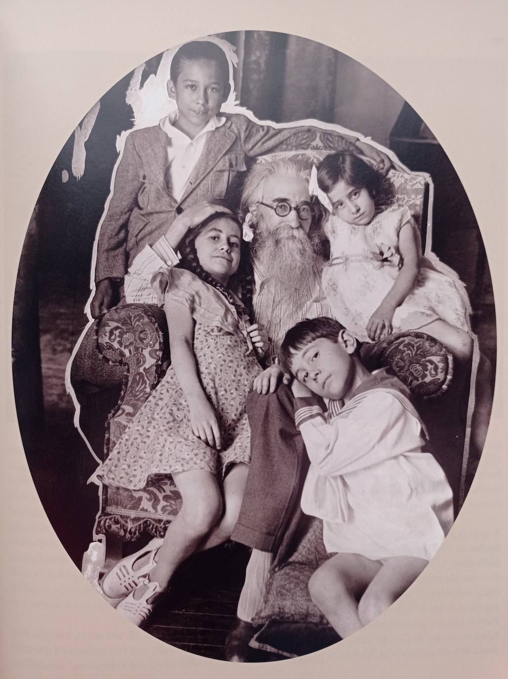 Valle-Inclán, fotografiado con cuatro de sus hijos: Carlos, Mariquiña, Potoña y Jaime