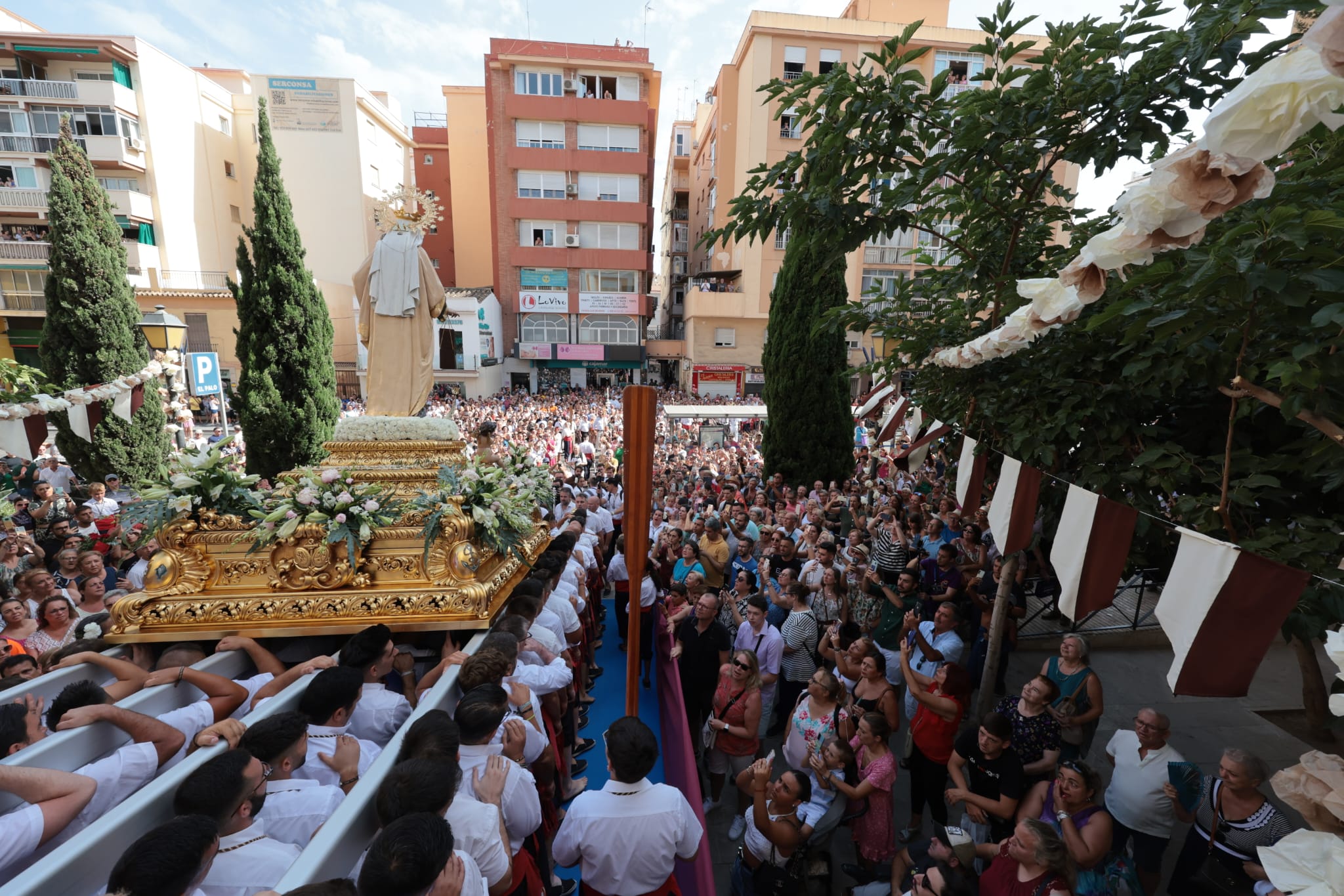 La Virgen del Carmen ha recorrido este domingo las calles del barrio de El Palo