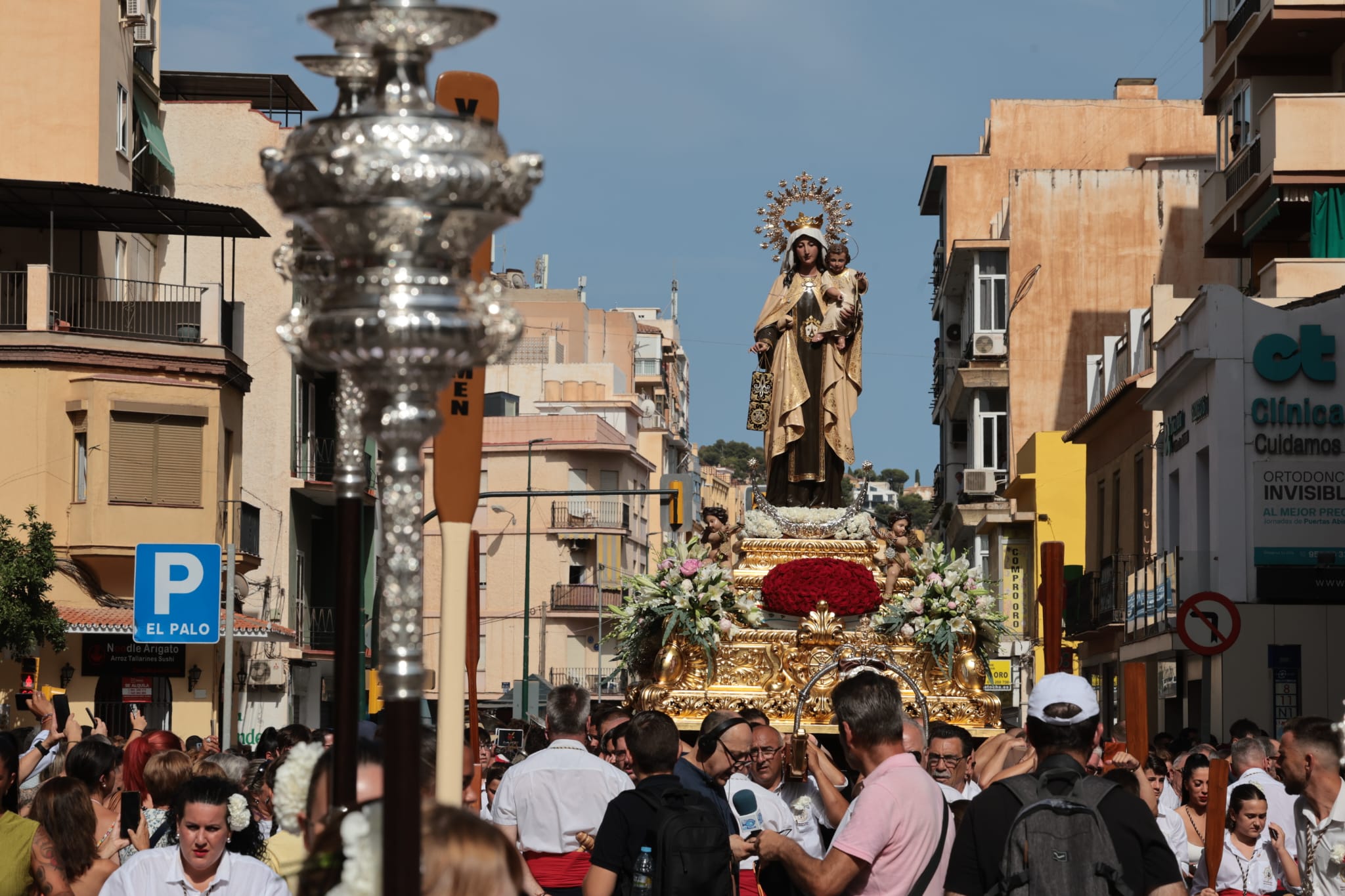 La Virgen del Carmen ha recorrido este domingo las calles del barrio de El Palo